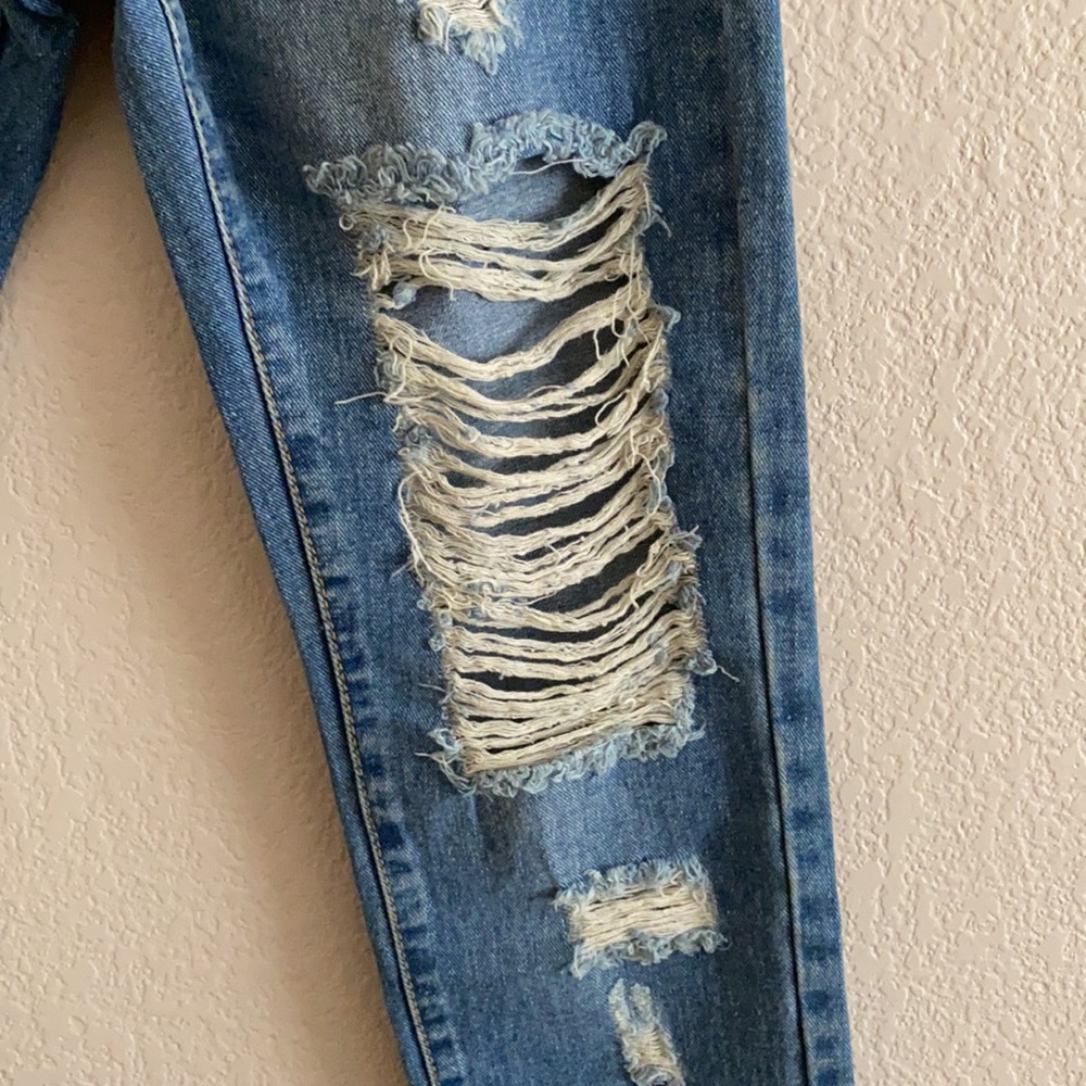 Distressed Cropped Jeans - Picture 3 of 5